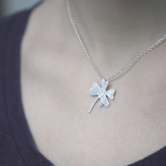 Anhänger Kleeblatt groß mit Stiel