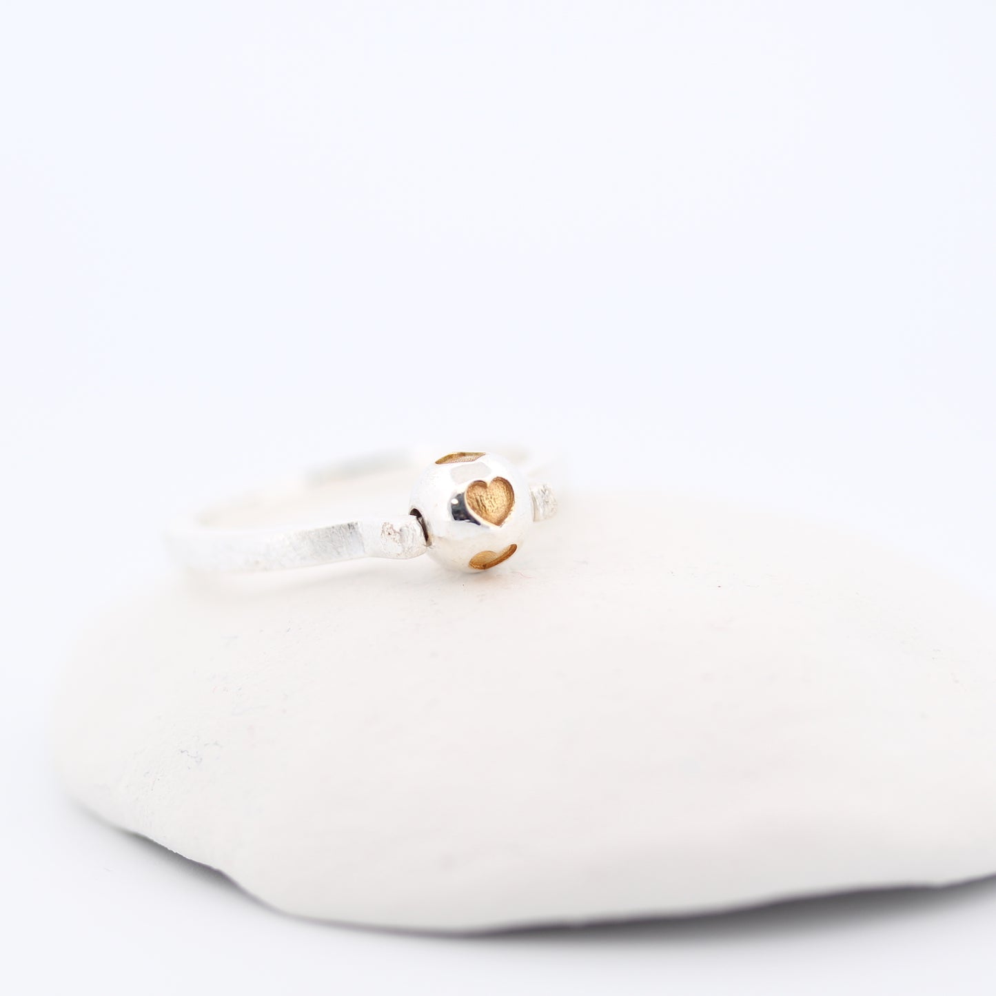 Kugelring mit goldenen Herzen