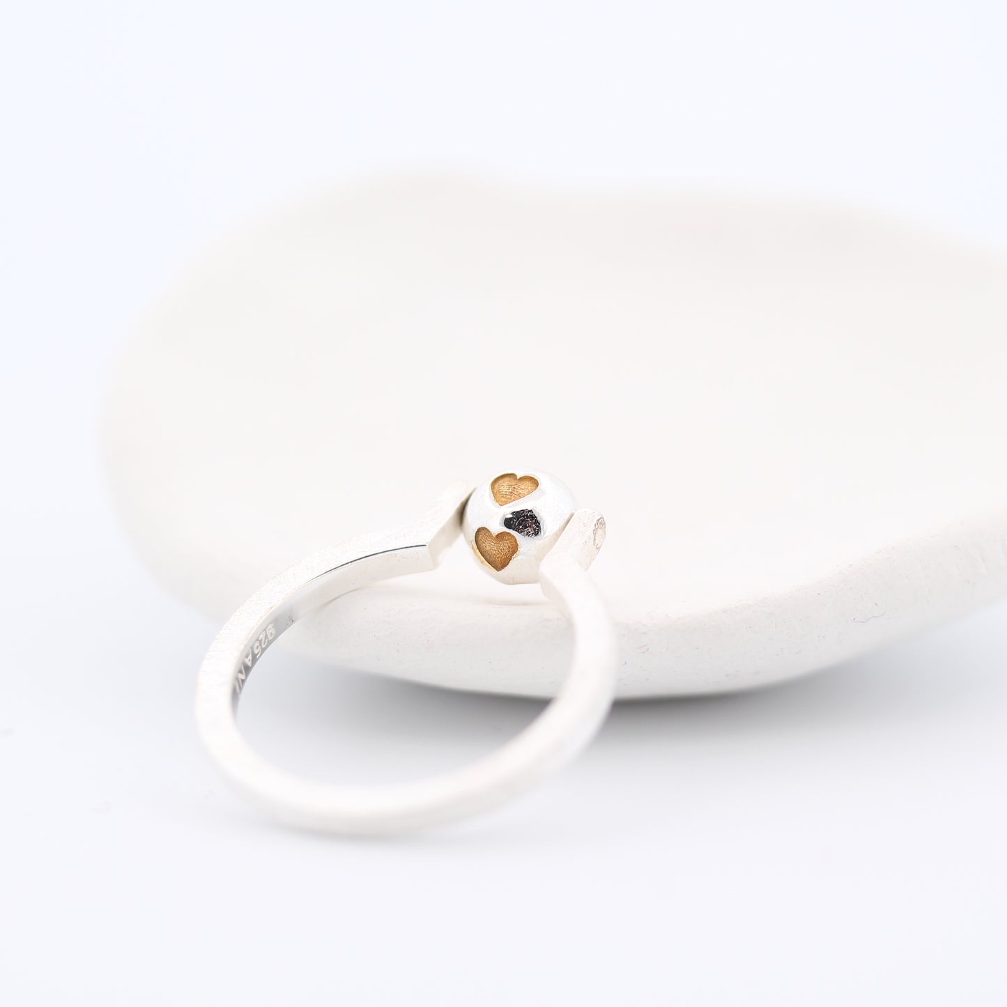 Kugelring mit goldenen Herzen