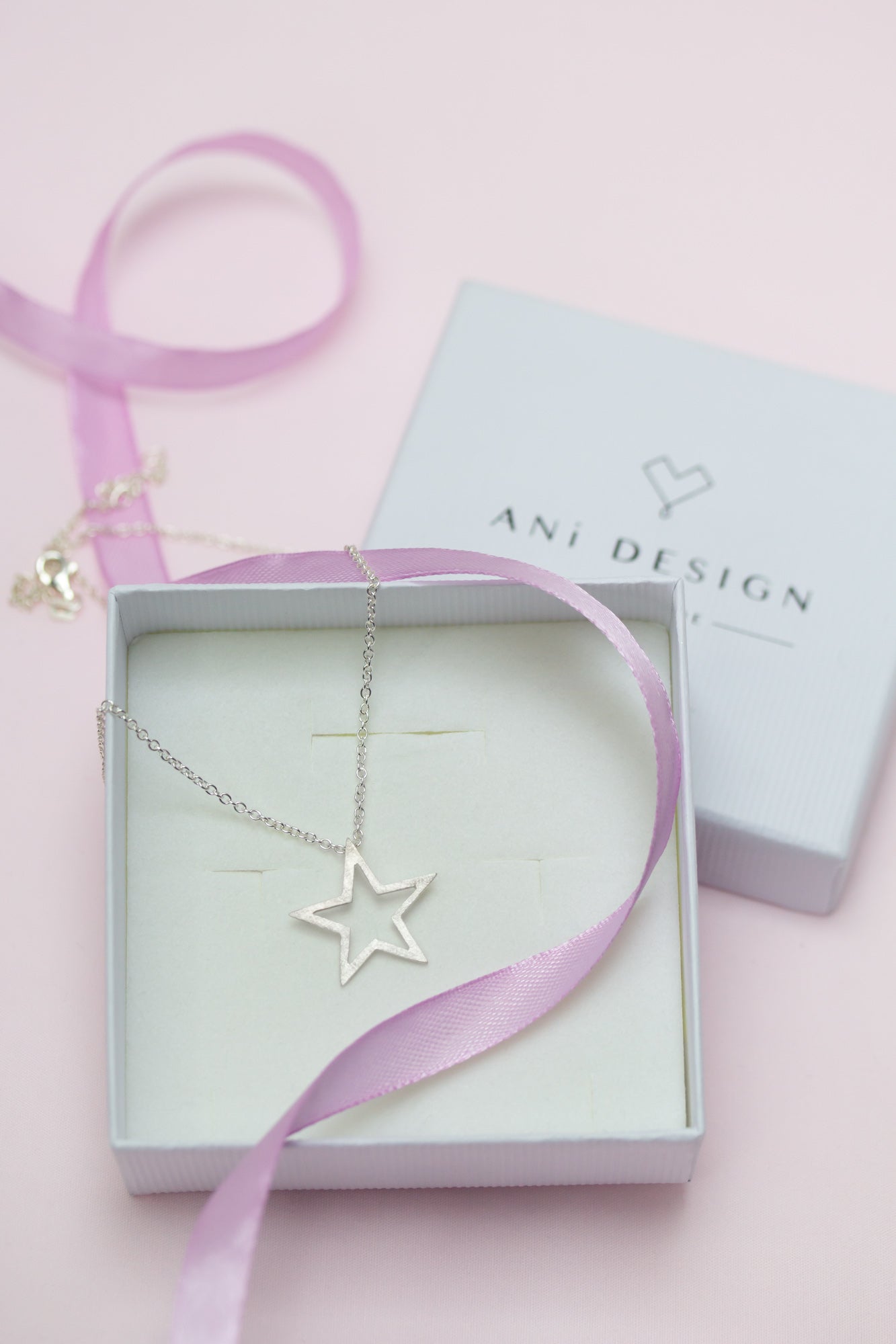 Zarter Silberstern mit Kette