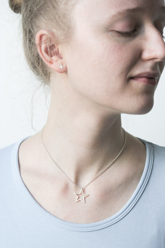 Zarter Silberstern mit Kette