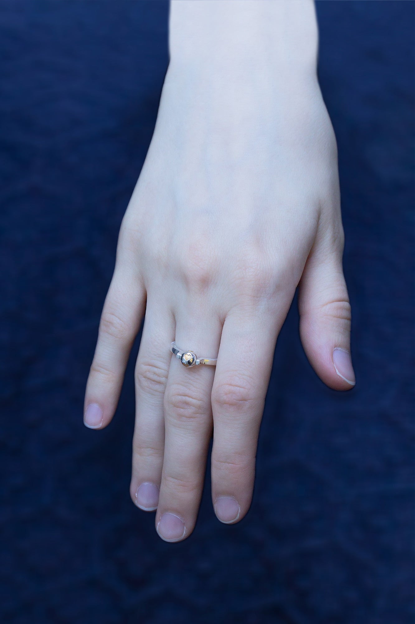 Kugelring mit goldenen Herzen