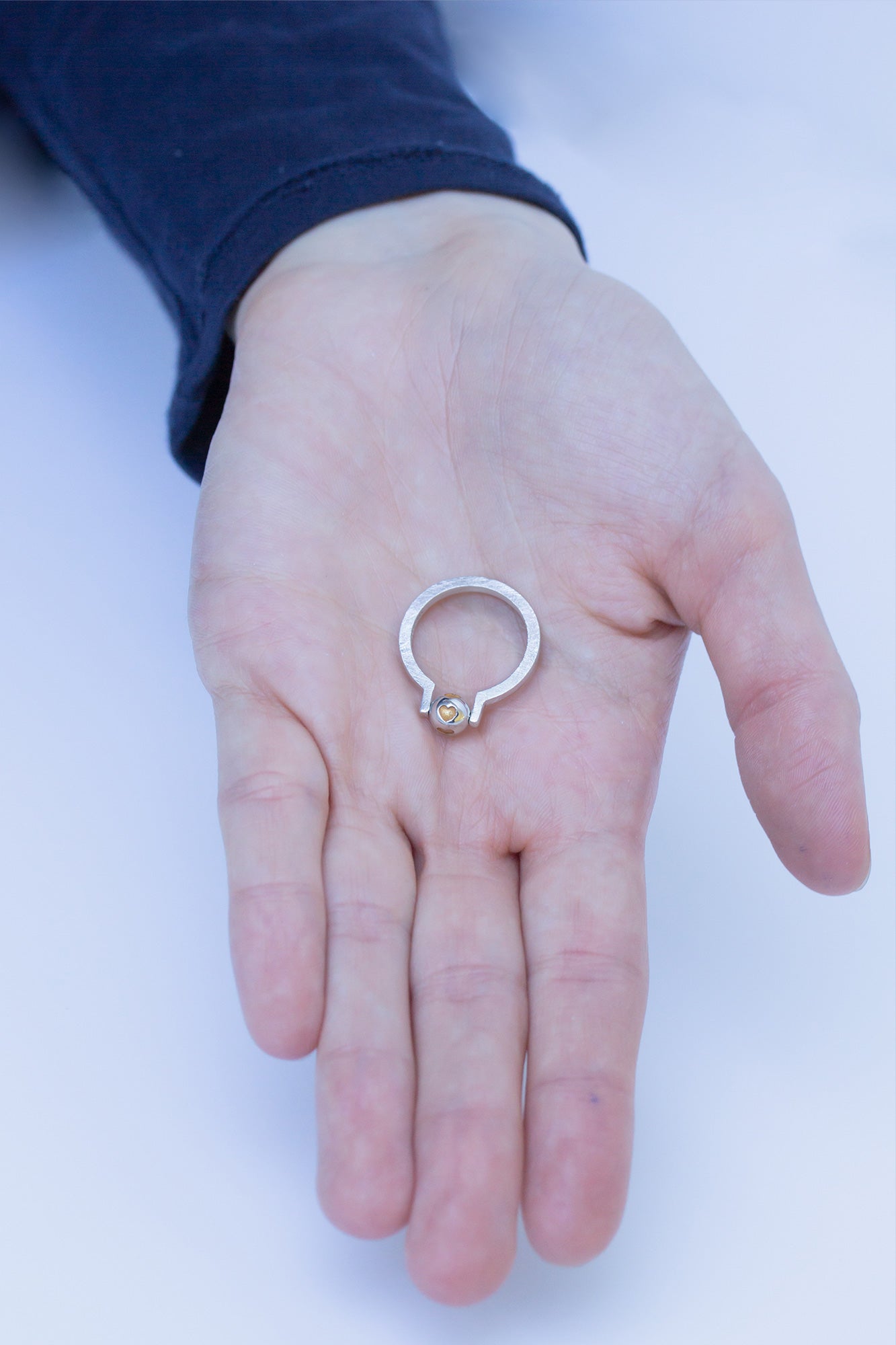 Kugelring mit goldenen Herzen