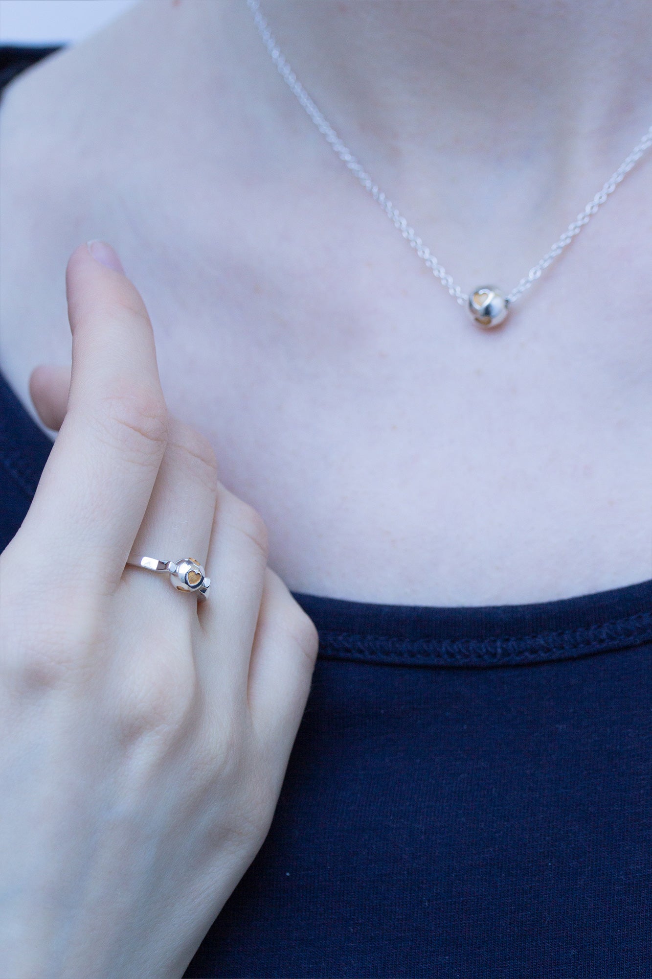 Kugelring mit goldenen Herzen